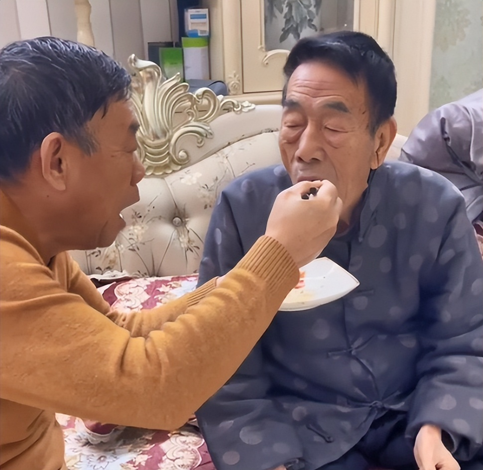 一次，主持人问杨少华:“你以前日子过得那么紧巴，怎么还有勇气生四个儿子呢？”听闻