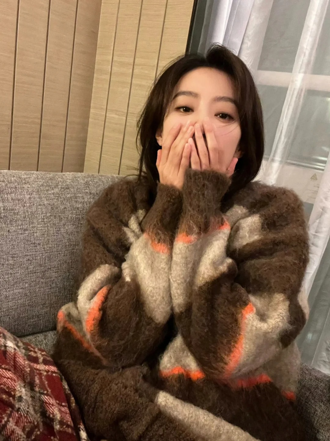 不是…张小斐你…
我真是女铜眼镜片儿带久了我老觉得斐在秀她手和指甲、对不起、、
