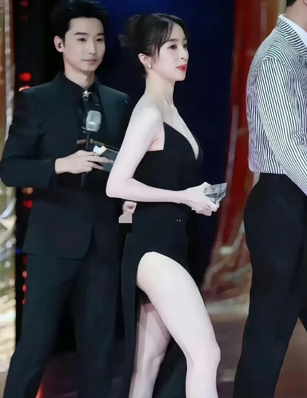 我的妈呀，胡冰卿也太大胆了吧，这衣服都敢穿出了，不过她这冷白皮是真的吗？感觉跟我