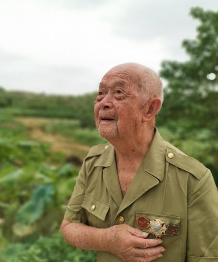 蒋诚，这位抗美援朝战争的一等功臣，在1953年因其非凡的勇气和作战能力赢得了无数