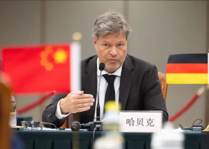 "德国副总理当众爆粗！'关你屁事'四字竟成欧洲反美第一枪？"

德国副总理哈贝克