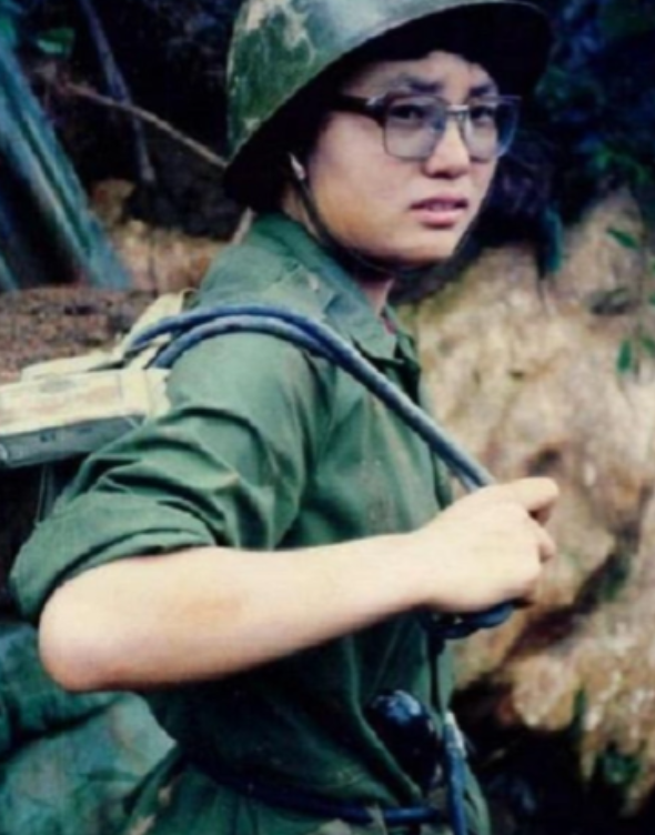 1986年，一个美女医生被哨兵拦住，要求出示通行证，没想到，她的反应让人刮目相看