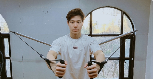 不感恩戴德还拿私密视频威胁女生出轨pc，我说大哥你想干啥呀？而且他还发声明，这种