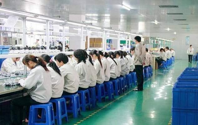 我小学同学A，读完高中，四处打工，换了至少四份工作，目前在一家陶瓷厂三班倒，工资
