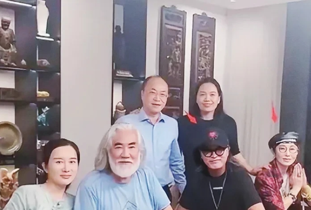 年逾古稀的张纪中导演与比他年轻11岁的岳母的合影。镜头下，张纪中白发苍苍，笑容和