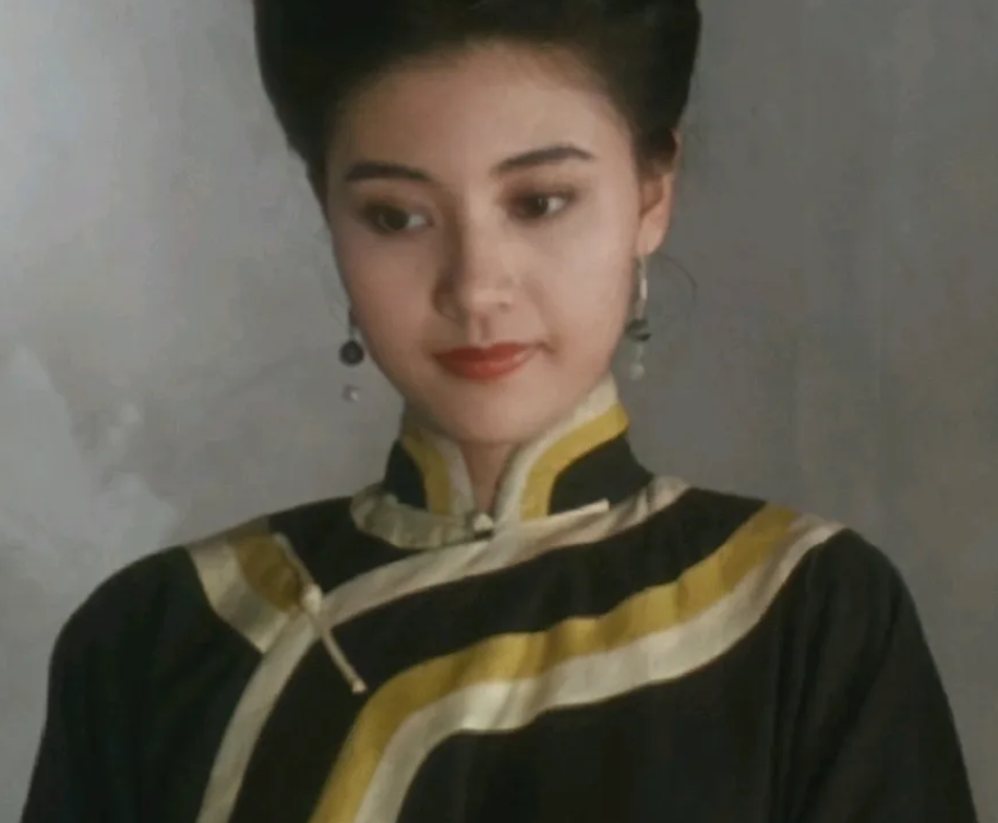 都说李嘉欣漂亮，可我怎么觉得她每部戏，都会被其他女性所碾压？
《鹿鼎记》里她虽然