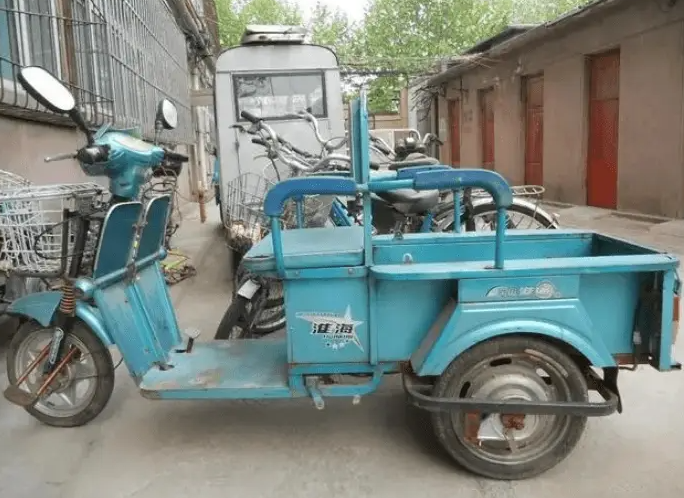 家里的那辆废旧电动三轮车，当初购买时花费了5000多元，后来不再使用，闲置了三年