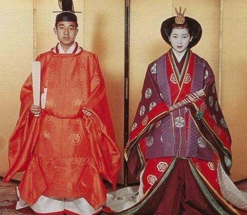 日本天皇这么高贵，为什么日本天皇既没有国籍也没有姓氏呢？

日本天皇没有国籍的原