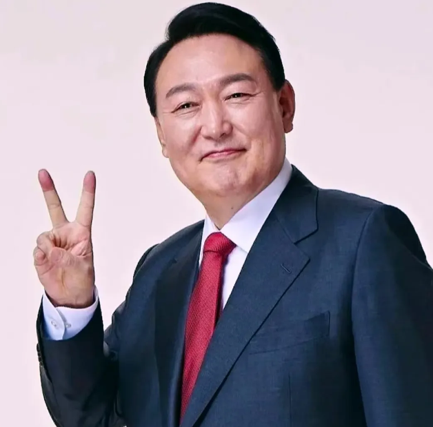 意想不到！
韩国传来新消息！

1月4日，韩国多个地区举行大规模集会，抗议者高举