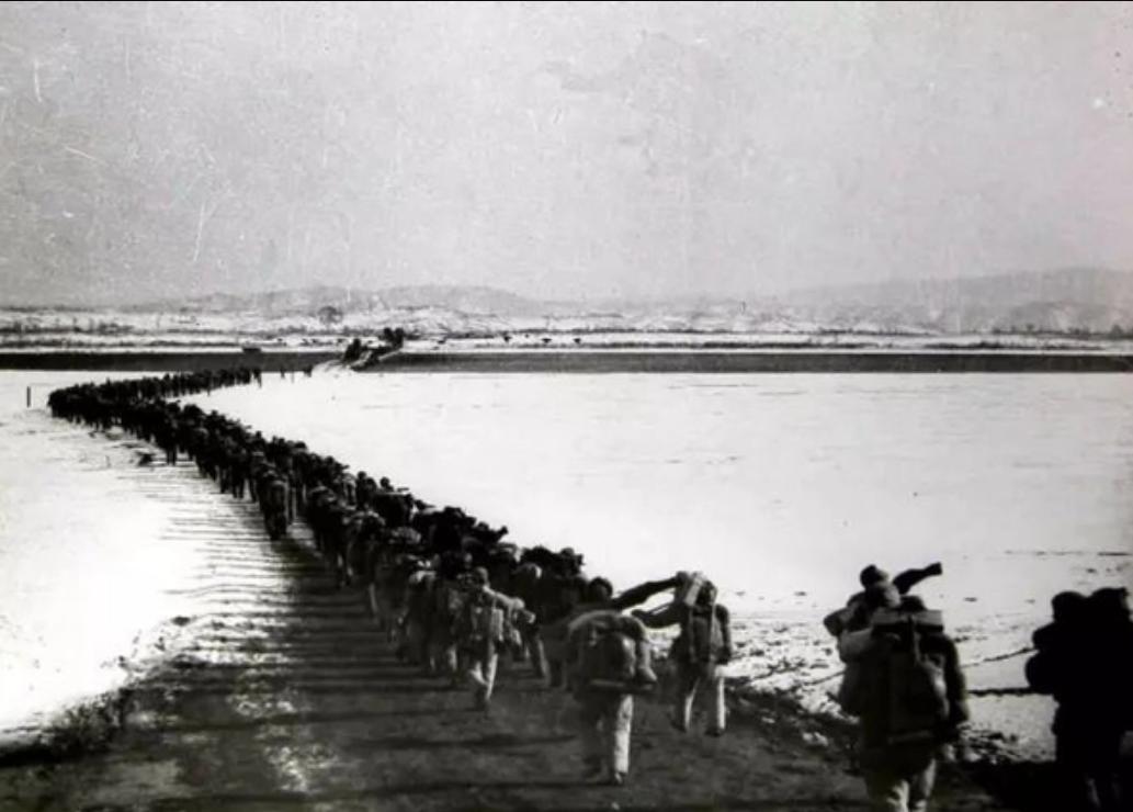 1951年，一名志愿军战士，情急之下对着天空开了13枪，本将遭受严厉处分，但没想