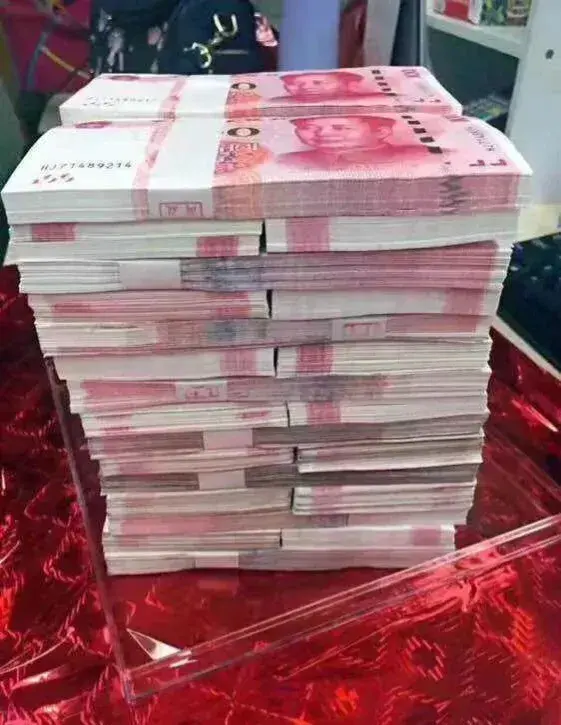 公司发年终奖时，经理拿了10万，主任拿了6万，主管拿了3万，而贡献最大的技术员老