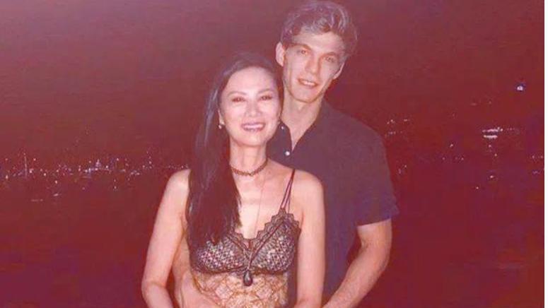 56岁邓文迪撒狗粮，与小26岁男友亲密互动，逆龄生长宛如妙龄少女