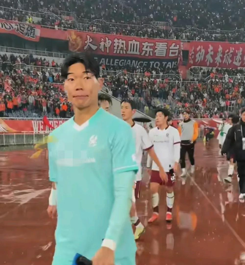  
 
 
比赛结束后的一幕让全场观众愣住了。韩国光州FC主教练李正孝领着全体队