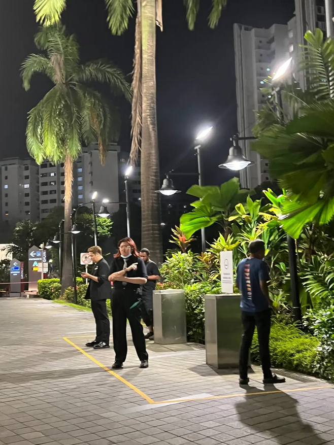 新加坡吸烟只能在这个黄色区域内，超出要罚款1000新加坡元，约合人民币5000元