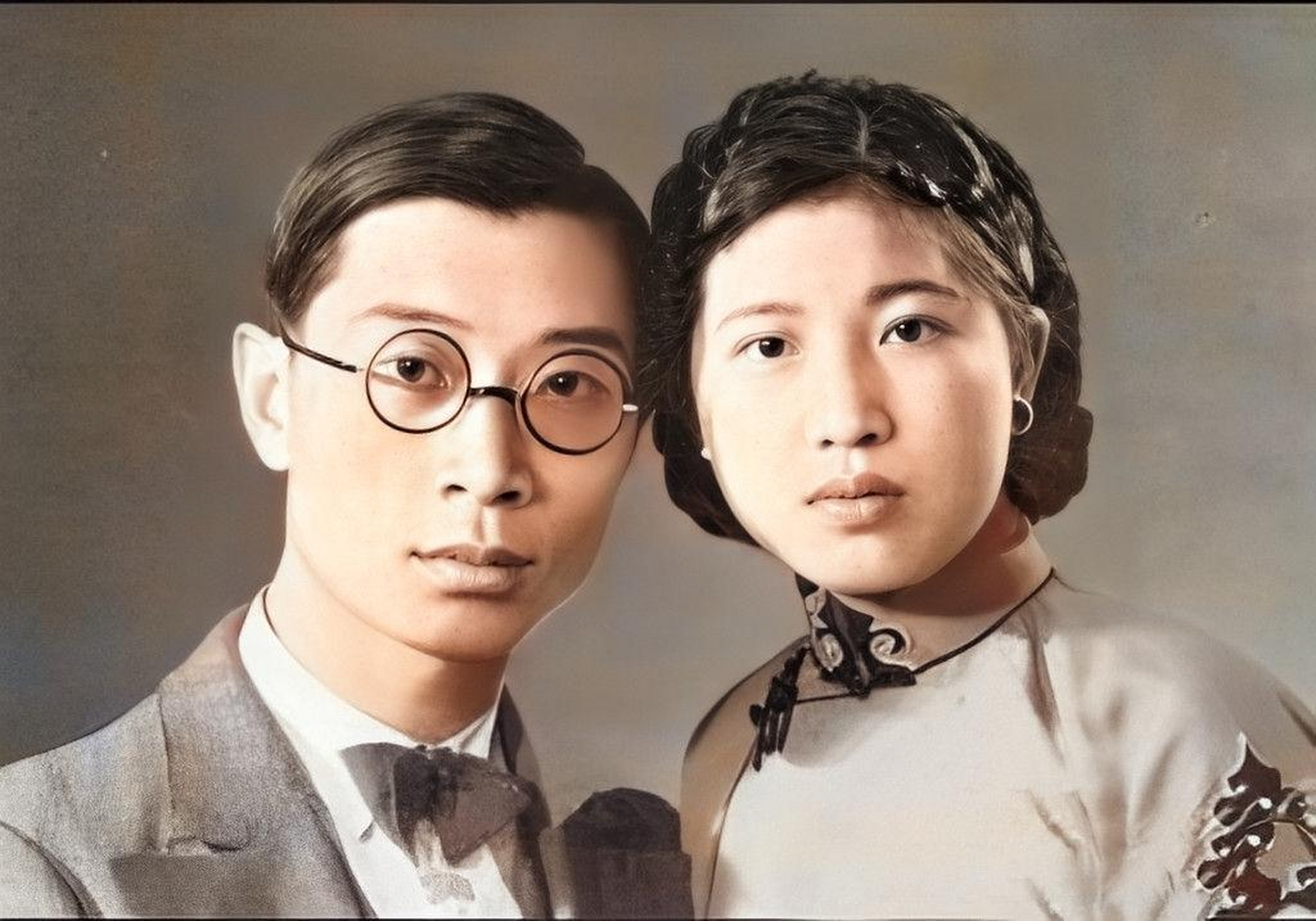 1939年，傅雷跟情人在书房约会，傅雷的妻子突然推门进来。只见她只是轻轻放下两杯