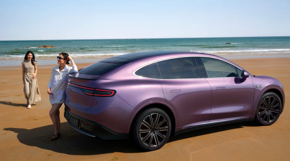 智界R7搭载了华为的“满血”途灵平台，配合HUAWEI DATS动态自适应扭矩系