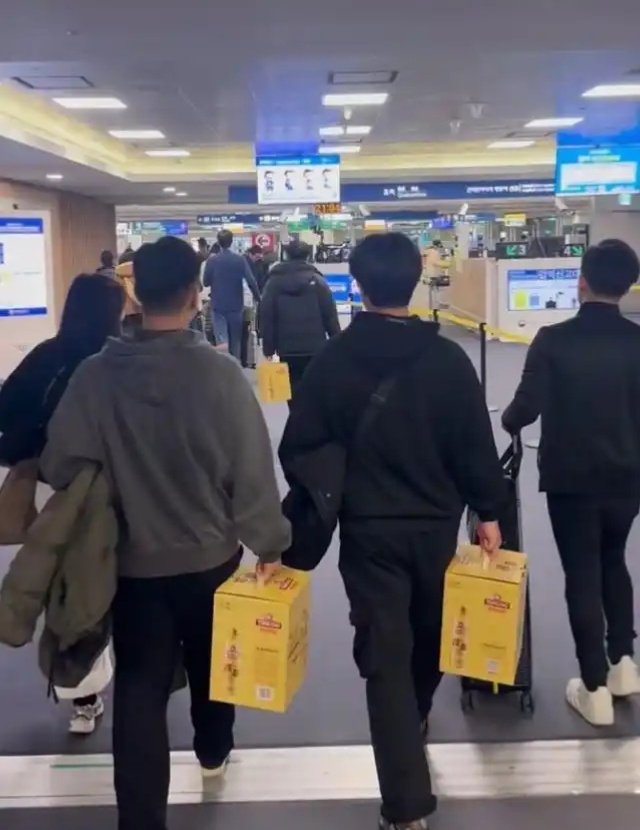 为啥韩国人周末愿意来中国旅游？拿青岛举例，吃喝一顿，说不定还赚了！
有一个在青岛