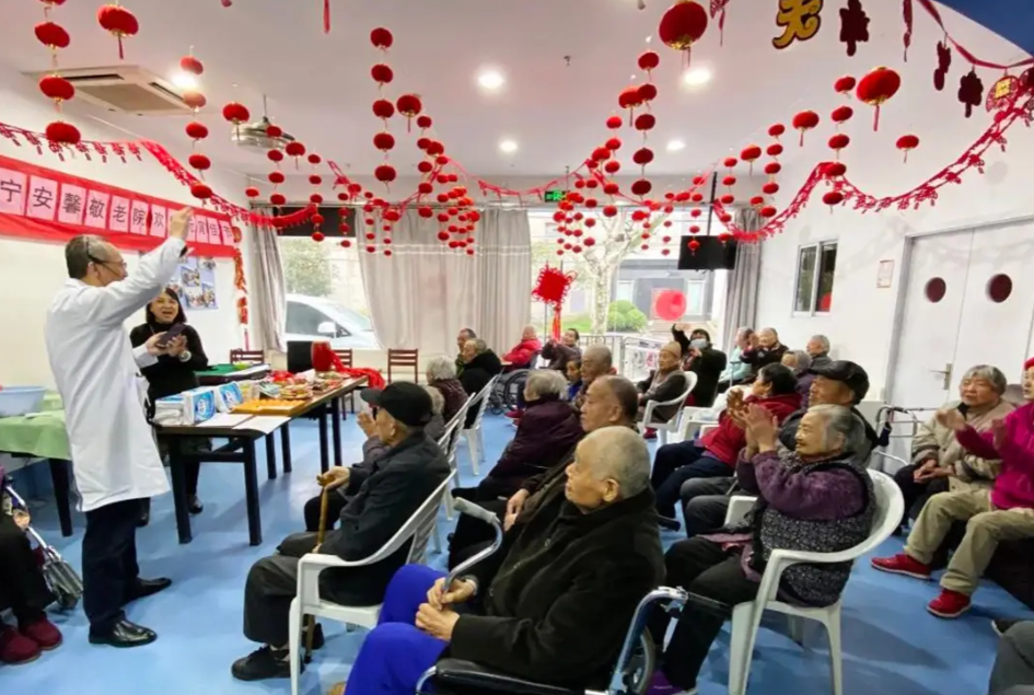 11月2日，上海一93岁老人和女儿吃完午饭准备回敬老院，谁知敬老院竟然拒不开门，