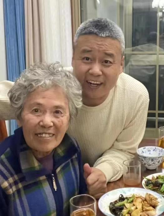 015年，山东45岁男子因生意失败，负债4600万元，妻离子散，万念俱灰之际，男