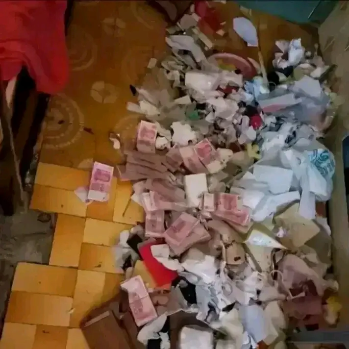 房客退房后在床底下扫出来的，我应该怎么做