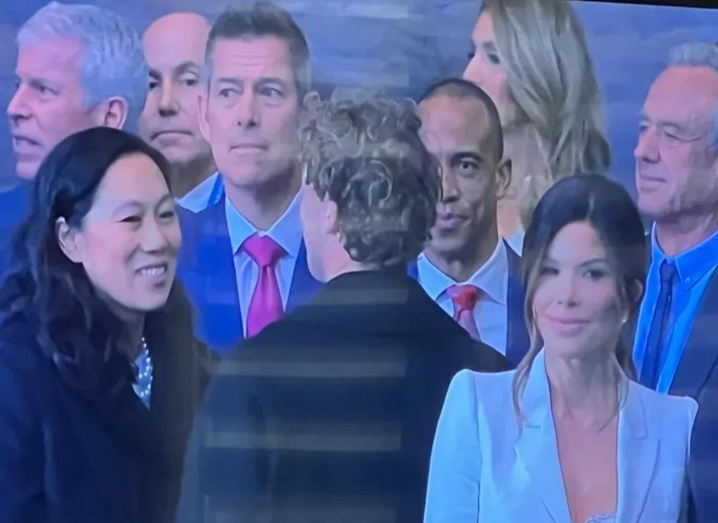 特朗普就职典礼上，马克扎克伯格和贝佐斯同框了。

马克扎克伯格和他的太太普莉希拉