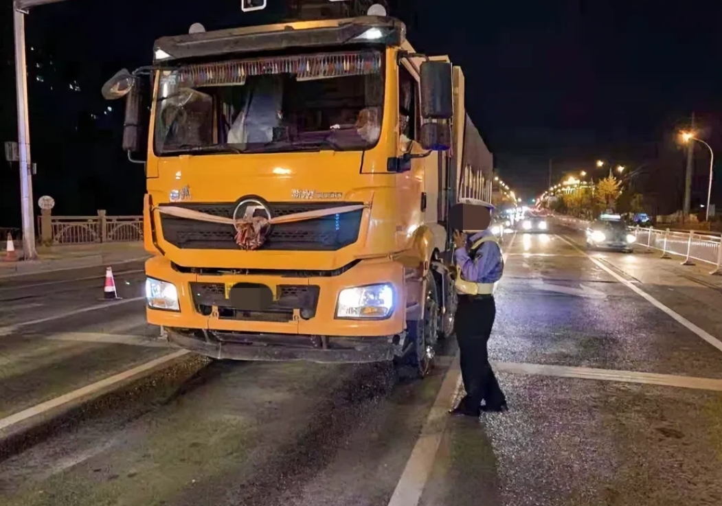 “你扣我的证，我停你的红绿灯！”广西，一大货车逆行被交警拦下，司机驾照被暂扣，岂