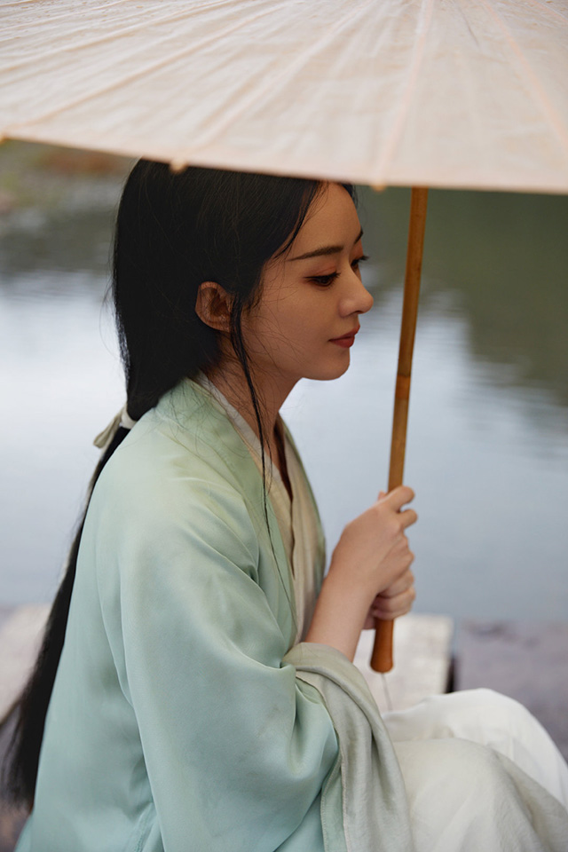 撞衫不可怕，谁丑谁尴尬。撞热搜不可怕，谁没作品谁尴尬。这边，网友说赵丽颖360度