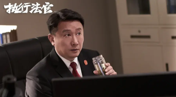 同事李法官初中毕业后考进了一所师范学校，也就是中师。后来在小学教书时又自考大专，