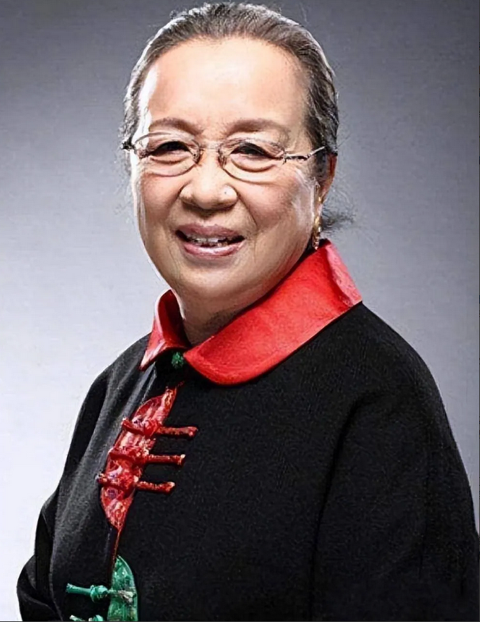 演员，李明启说，我是帮琼瑶剧《还珠格格》救火的。当时《还珠格格》已经开拍了，饰演