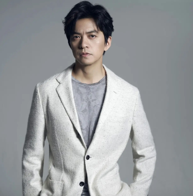 李健在参加2018季中国好声音时，对刀郎的评价：“那些比如沙哑的声音，我隐约听到