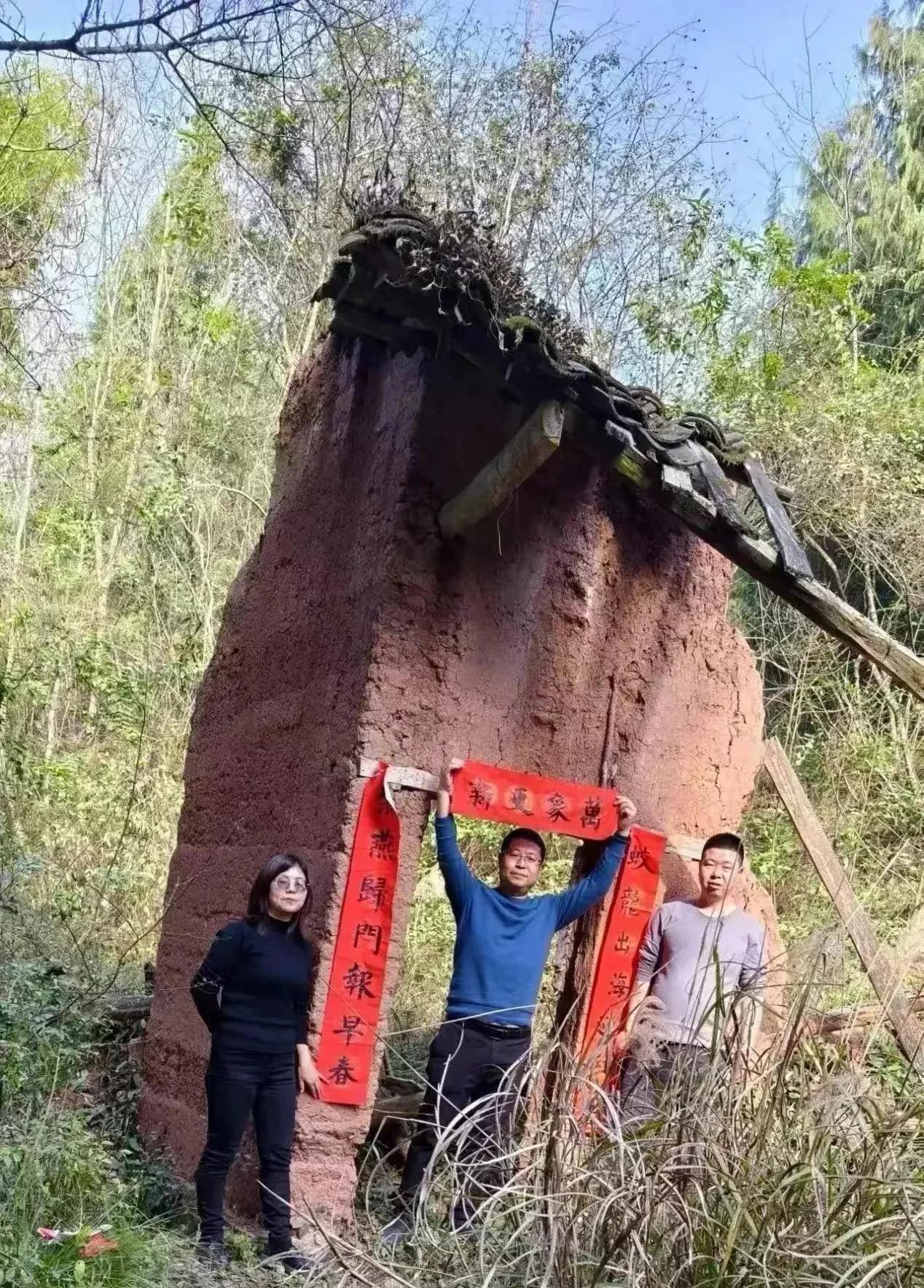 三位兄妹连续8年回到河南老家，只剩一面墙的残破屋前贴春联，引发网友热议。这一幕背
