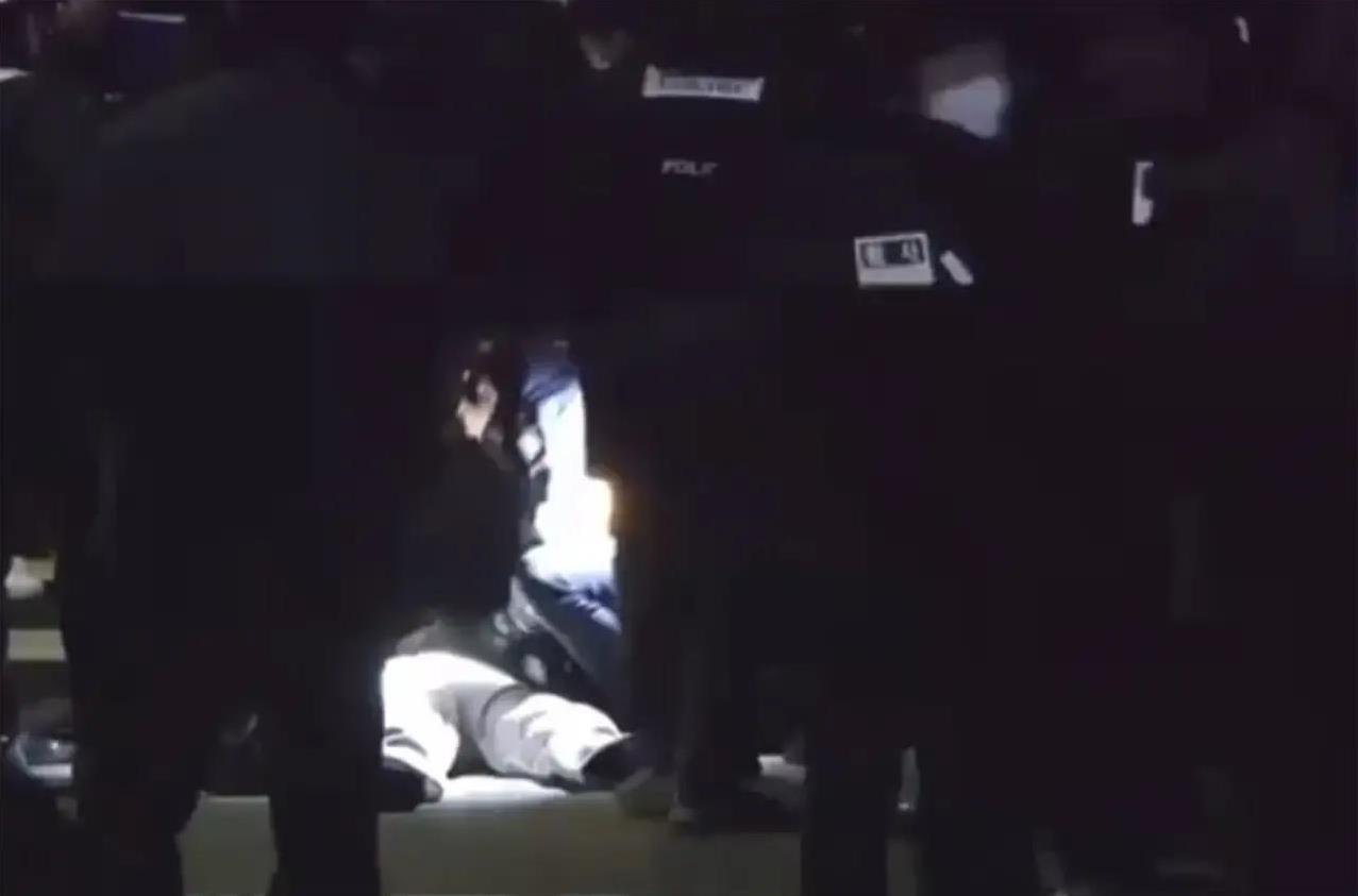 尹锡悦现在情况很糟，1月15日凌晨，警方和调查部门去总统府找他，想抓他。
支持他