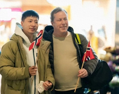 马龙抵达挪威的那一天，阳光正好。机场外，瓦尔德内尔早已等候多时，亲自迎接这位乒坛