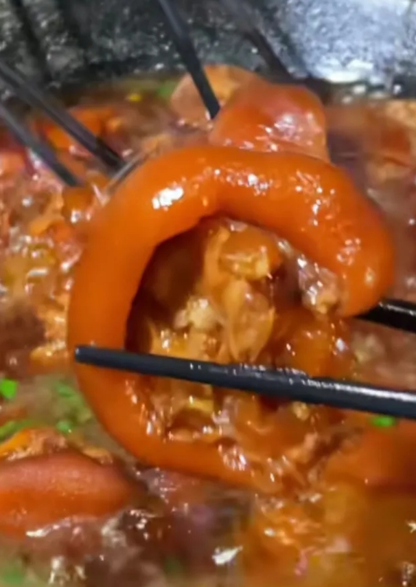 小孩子盼过年，成年人怕过年。
中国人特别讲虚的，总是怕别人说三道四，所以里子如何