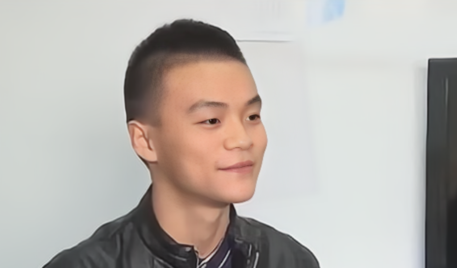 2015年，四川一小伙报名参军，结果刚体检完，警察竟找上了他，小伙一头雾水，根本