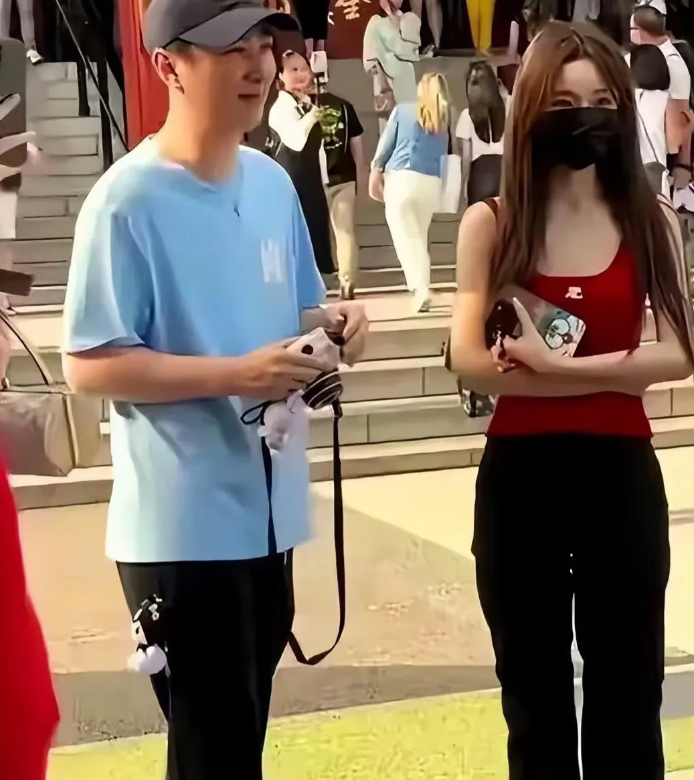 在近期备受瞩目的娱乐节目中，王思聪对于婚姻的看法引发了广泛的讨论。他直言不讳地分