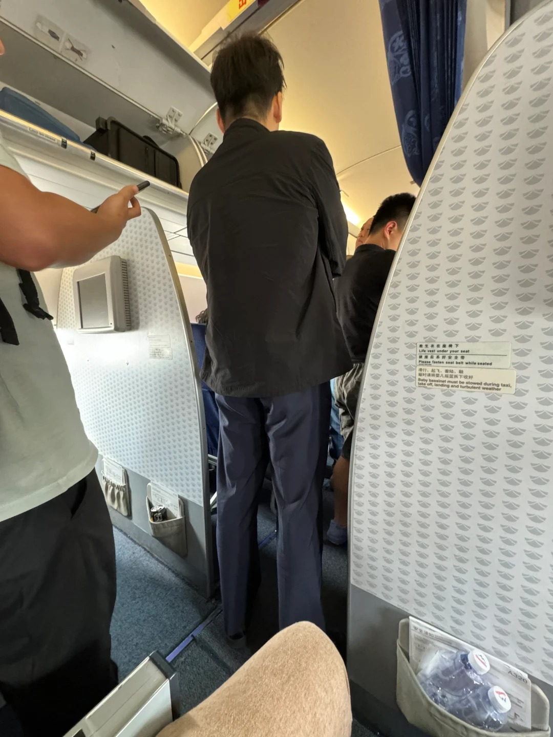 挡住旅客下飞机的黑衣人，是啥职位啊？
谁知道是干啥的#航空