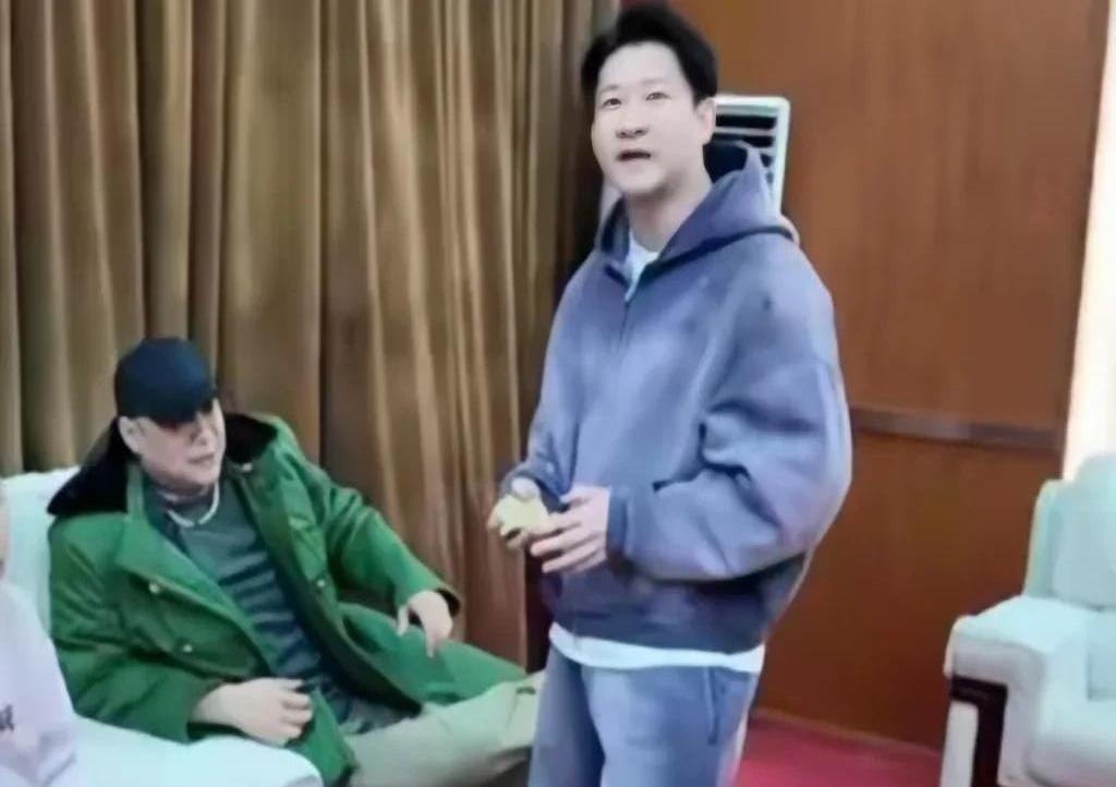 德云社师徒恩怨的最新瓜料又升级了！
谁能想到当年郭德纲对曹云金和刘云天全然两副面