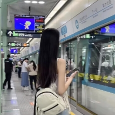 中国反应很迅速啊！今日，北京地铁重新实行了身份证实名购票制度。这意味着，如果你是