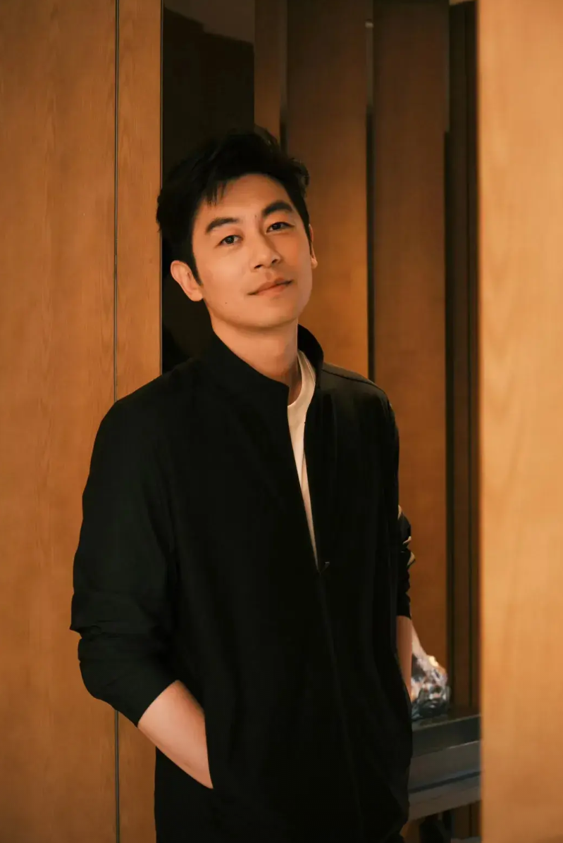 朱亚文有两个女儿

大女儿：9岁。
小女儿：6岁。

“行走的荷尔蒙”朱亚文，4