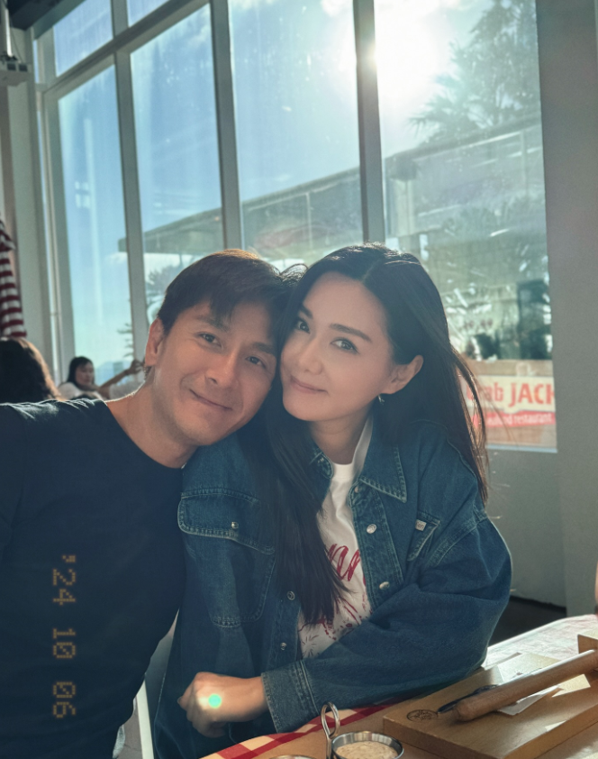 这对TVB明星夫妻依然这么恩爱，好在当年马国明和黄心颖分手，不然也没机会娶到这么