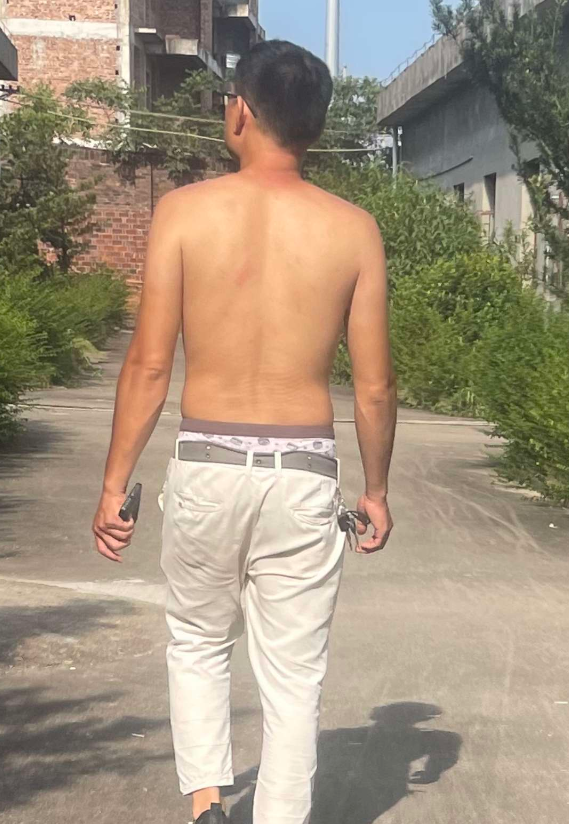 男人喜欢把内裤露出来怕不知他穿内裤了？
