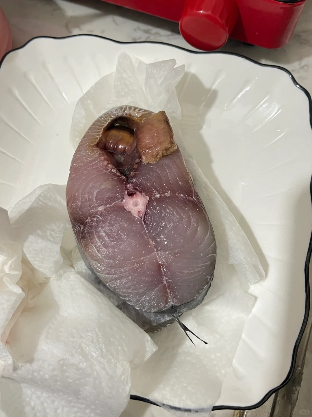 在棠德菜市场买鱼闹到报警
我问鱼摊老板娘马鲛鱼多少钱一斤，她说43一斤，我就说切