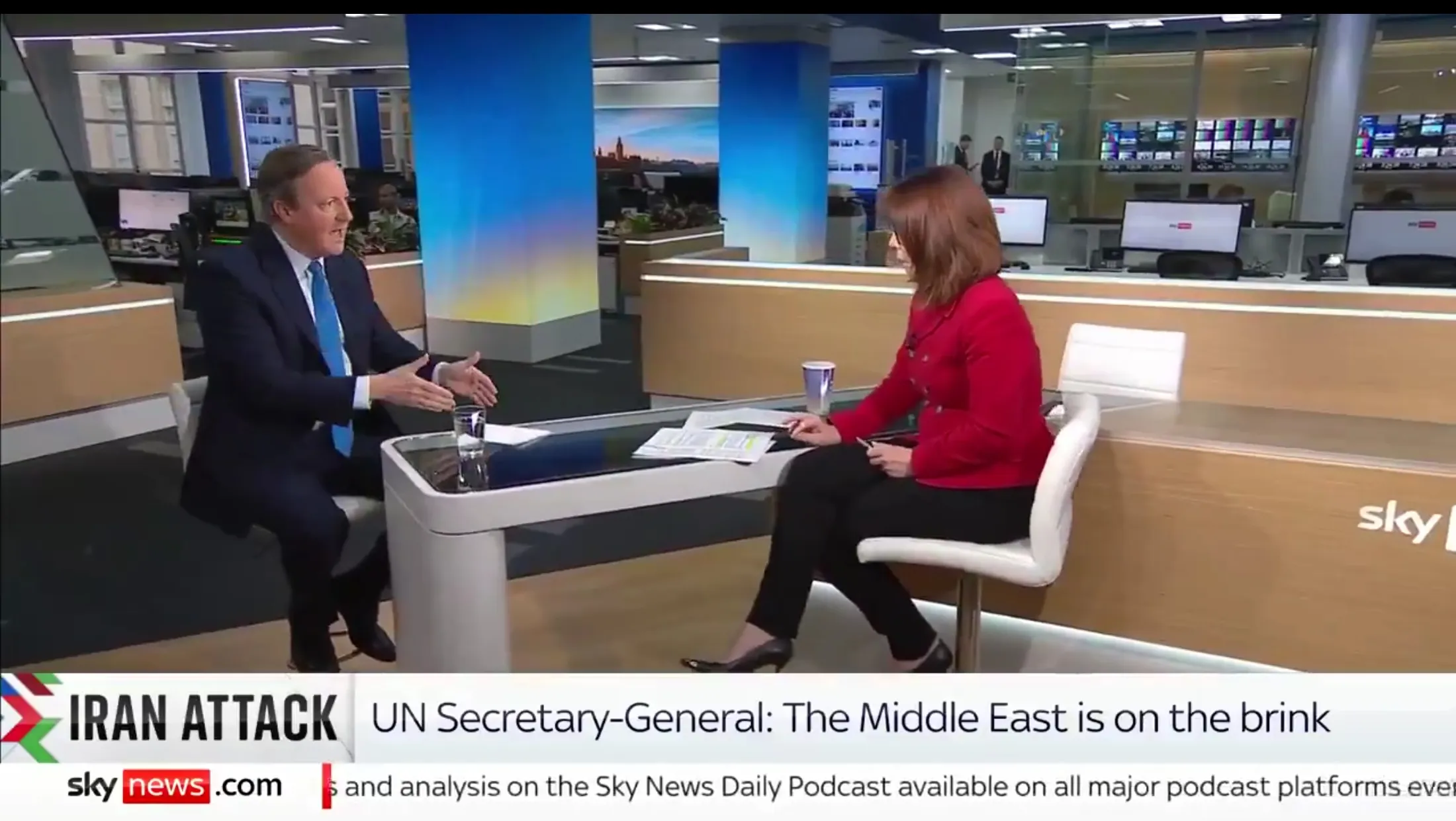 脸都可以不要，但双标一定得有。

刚刚电视台上英国外相卡梅伦为以色列袭击伊朗领事