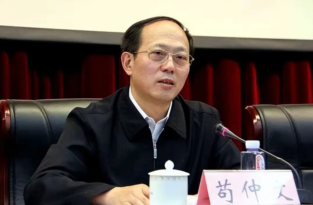 看上去文质彬彬，本以为是正人君子，出淤泥而不染，结果却令人大失所望。想当年，整个