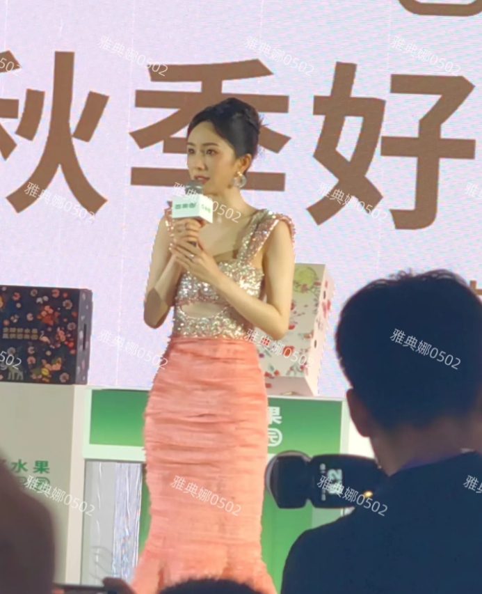 三亚偶遇杨幂，她脸巨小五官精致立体超级漂亮，又瘦又高腰特别细。
本人很年轻状态一