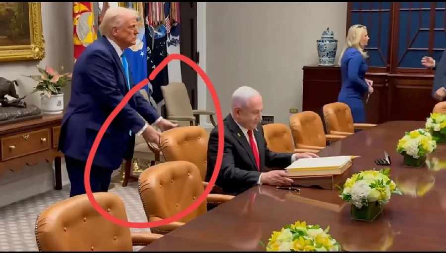 内塔尼亚胡访美，会谈入座时，特朗普亲自双手拉椅子、推椅子！内塔坐好了，特朗普还没