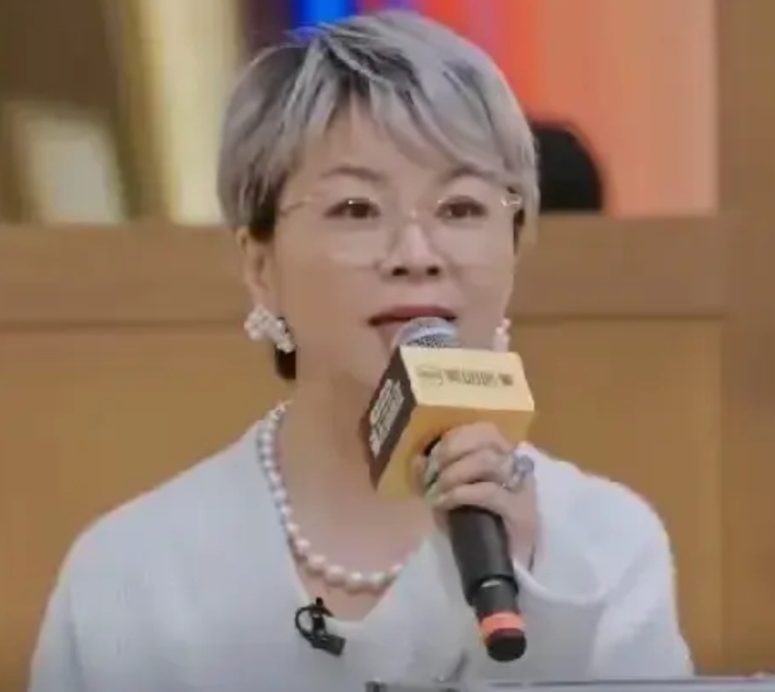 《演员请就位》争议最大的其实不是来参加表演的人，而是其中之一的导师杨晓培。
她制