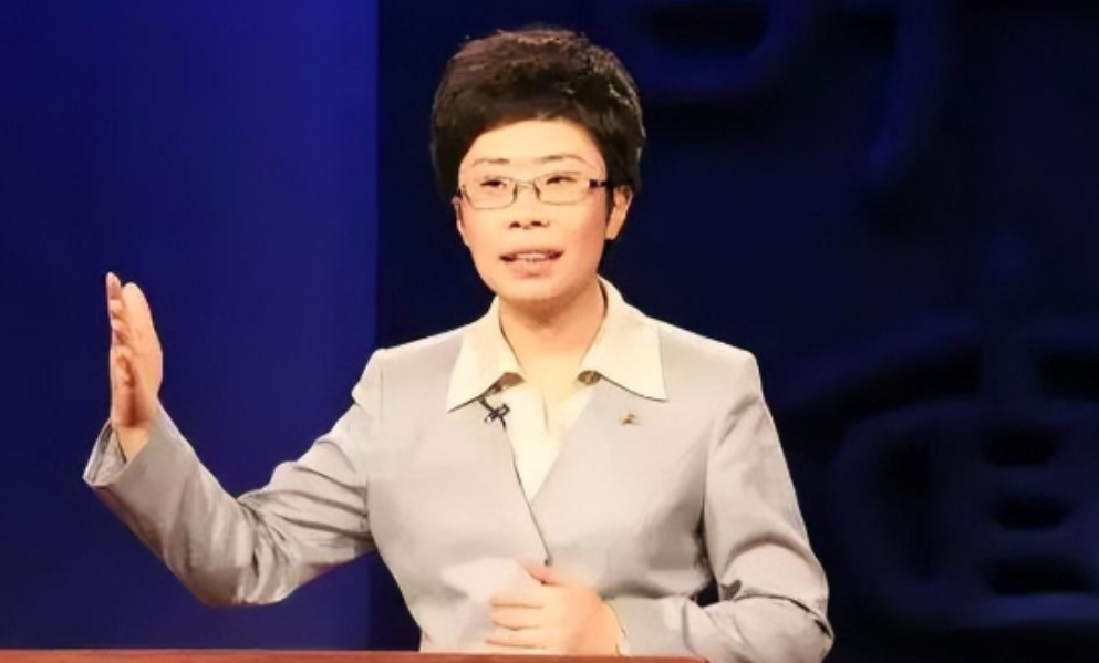 北大才女蒙曼48岁至今未婚，朱迅问她：“你最想嫁给谁？”没想到，她脱口而出说的一