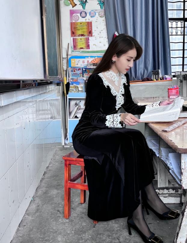 我上学那会怎么没遇见这么美的女老师